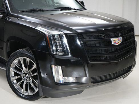 Used 2019 Cadillac Escalade Luxury w/ Escalade Sport Edition image 10