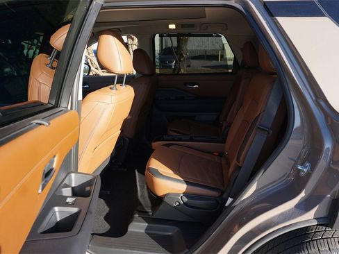 Used 2024 Nissan Pathfinder Platinum image 17