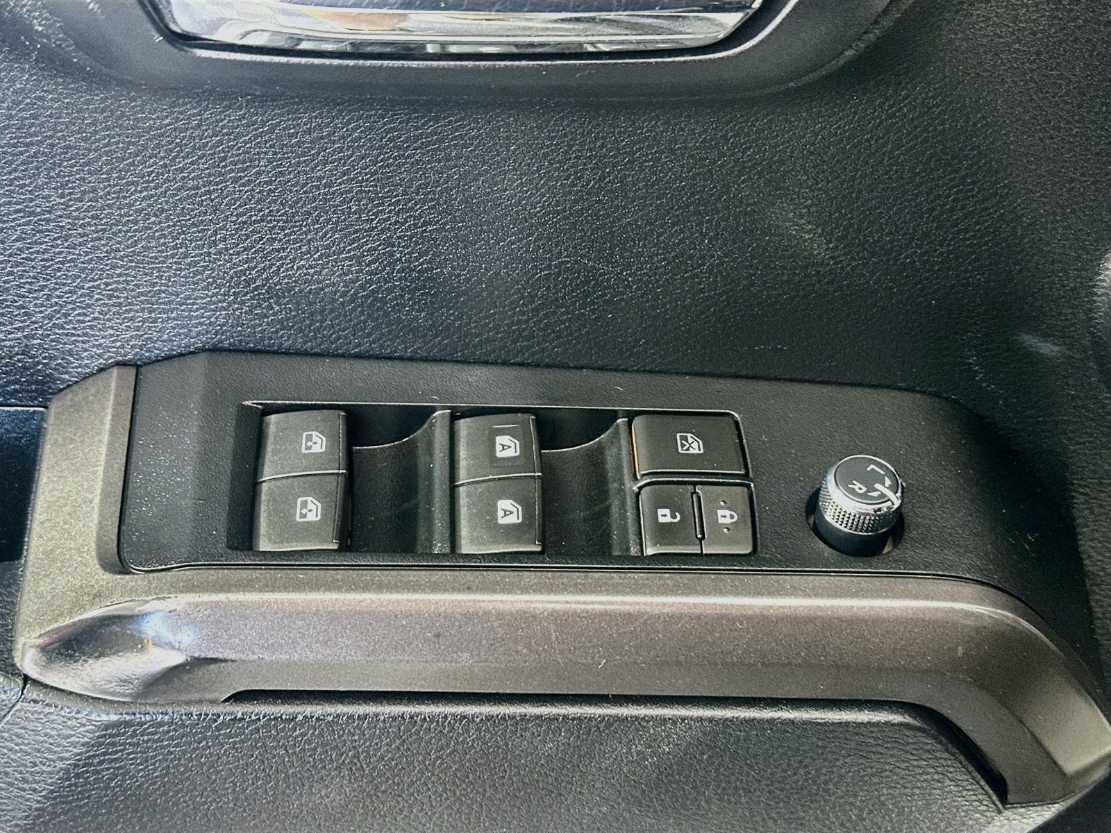 Used 2018 Toyota Tacoma TRD Sport AWD/4WD image 18