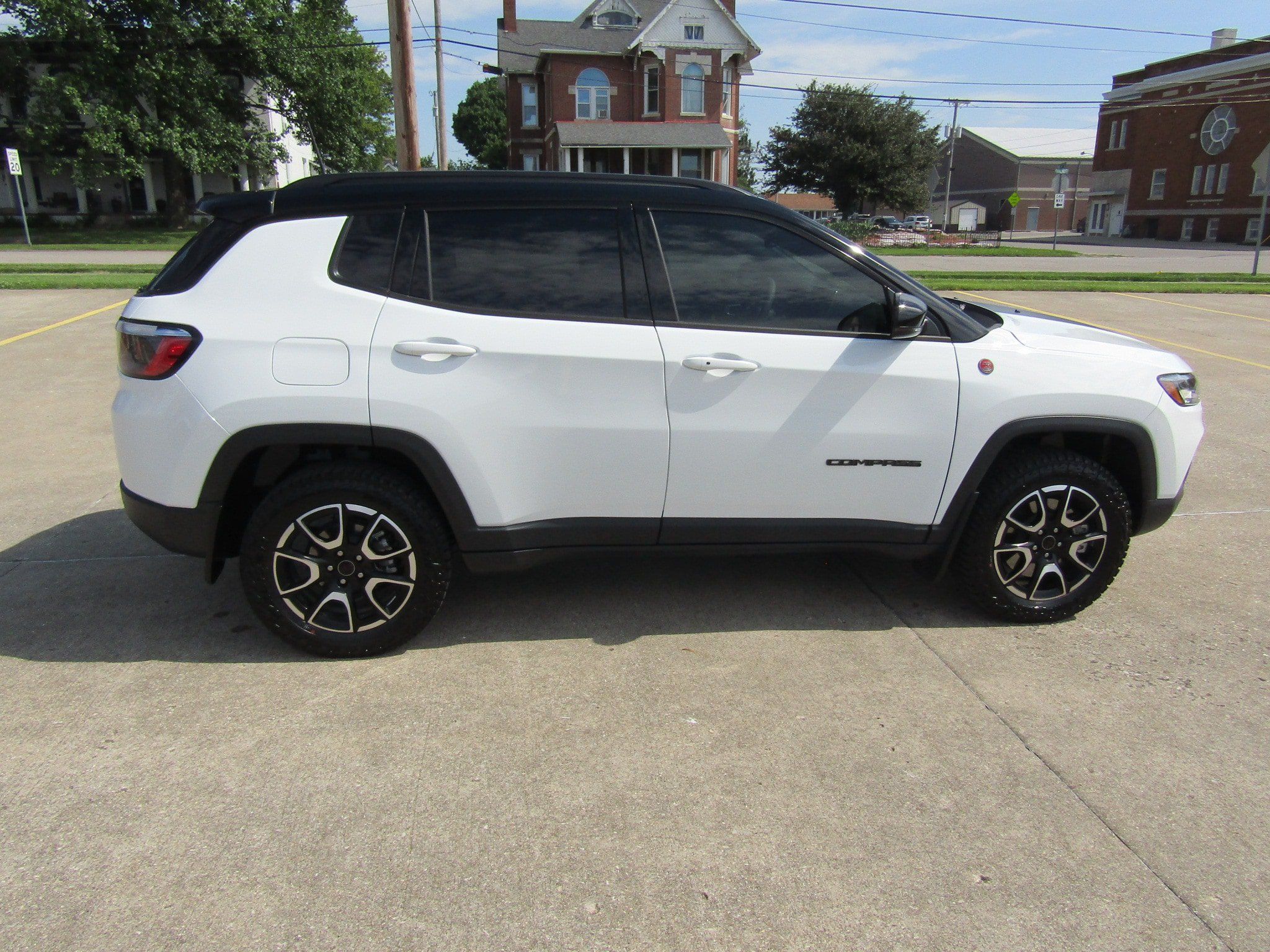 Used 2025 Jeep Compass Trailhawk w/ Sun & Sound Group AWD/4WD image 2