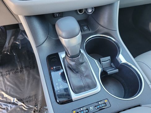 Used 2014 Toyota Highlander Limited image 26