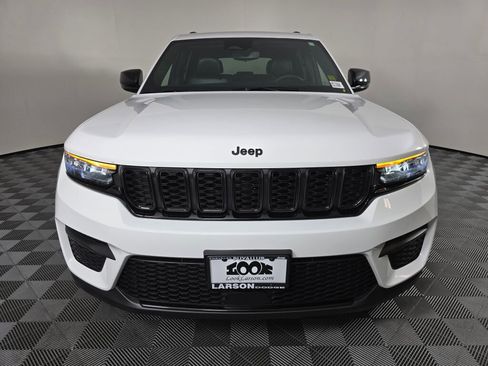 Used 2023 Jeep Grand Cherokee Altitude image 8