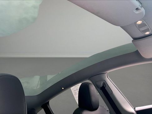 Used 2022 Tesla Model Y Long Range AWD/4WD image 25