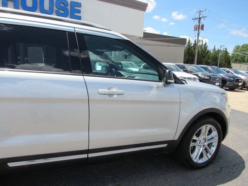 Used 2017 Ford Explorer XLT w/ Equipment Group 202A AWD/4WD image 10
