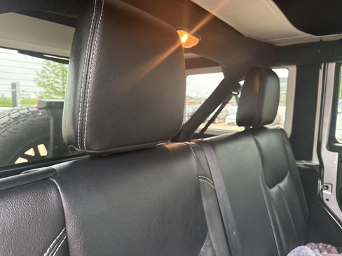 Used 2016 Jeep Wrangler Unlimited Rubicon image 21