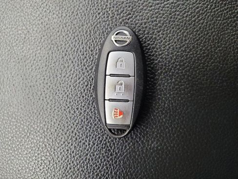 Used 2018 Nissan Titan SV w/ SV Convenience Package image 32