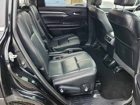 Used 2019 Toyota Highlander SE image 19