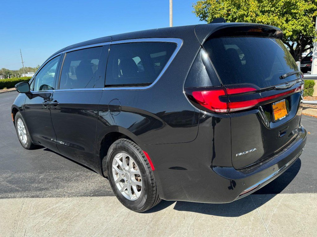 Used 2023 Chrysler Pacifica Touring-L FWD image 5