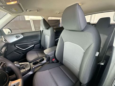 Used 2025 Kia Soul LX w/ LX Technology Package FWD image 14