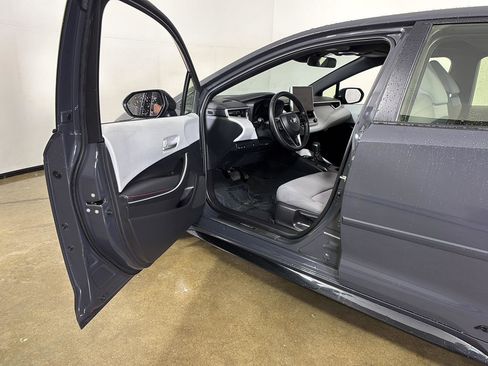 Used 2025 Toyota Corolla SE w/ SE Premium Package AWD/4WD image 2