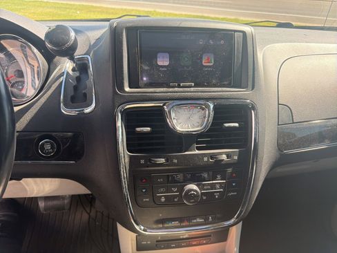 Used 2015 Chrysler Town & Country Limited Platinum FWD image 22