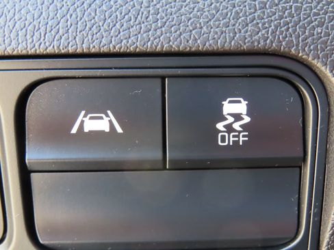 Certified 2022 Kia Sorento S w/ Panoramic Sunroof Package AWD/4WD image 17