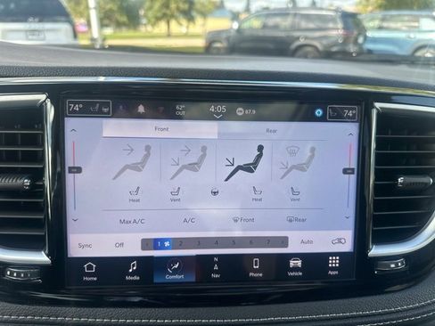 Used 2024 Chrysler Pacifica Limited image 17