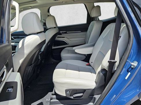 Used 2025 Kia Telluride S FWD image 19