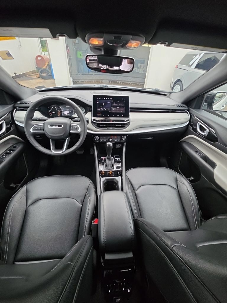 Used 2025 Jeep Compass Limited AWD/4WD image 19