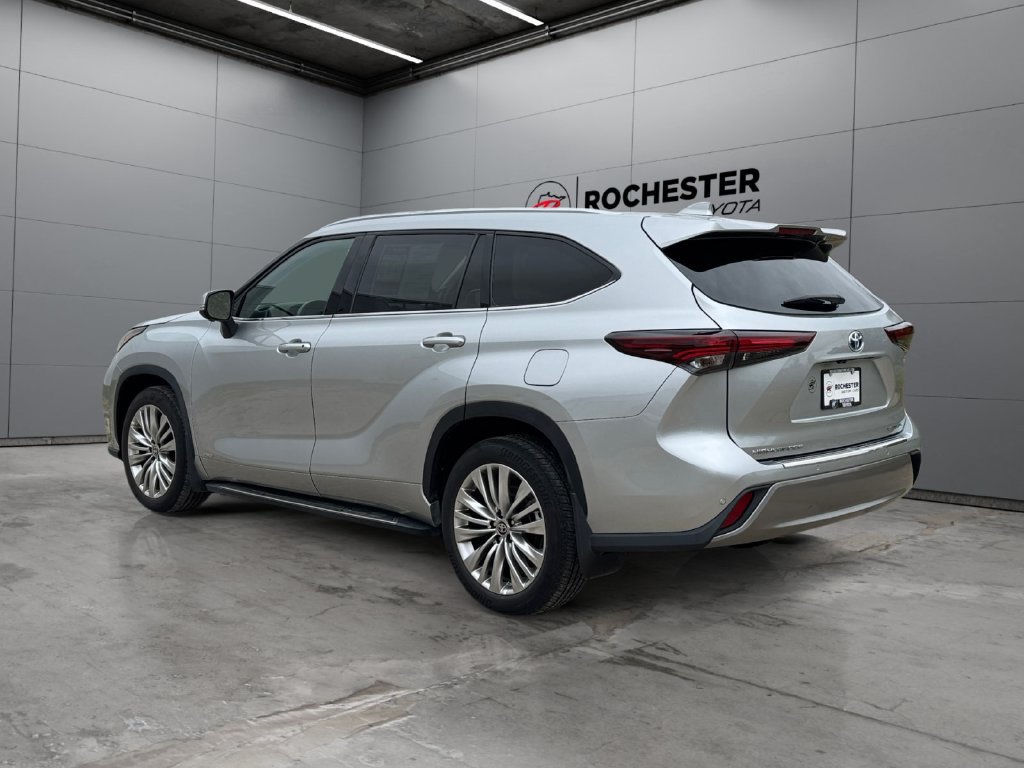 Used 2024 Toyota Highlander Platinum AWD/4WD image 3
