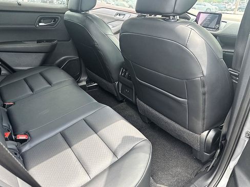 Used 2023 Nissan Rogue SV w/ SV Premium B Package FWD image 18