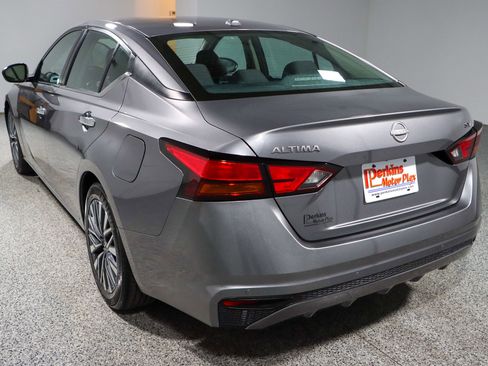Used 2024 Nissan Altima 2.5 SV image 9