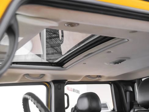 Used 2005 HUMMER H2 SUT Sport Utility Pickup 4D w/ Preferred Equipment Group image 16