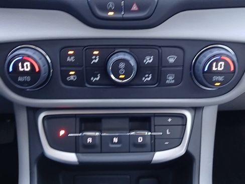 Used 2024 GMC Terrain SLE w/ Driver Convenience Package image 34