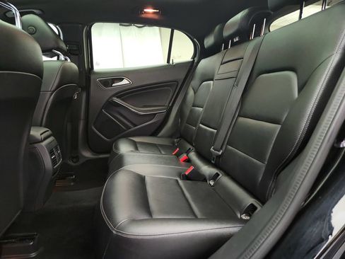 Used 2020 Mercedes-Benz GLA 250 4MATIC w/ Premium Package image 24