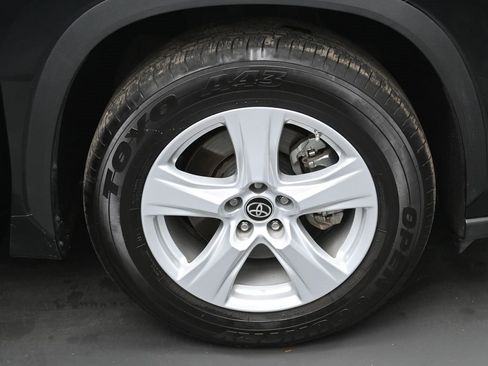 Certified 2021 Toyota Highlander LE image 38