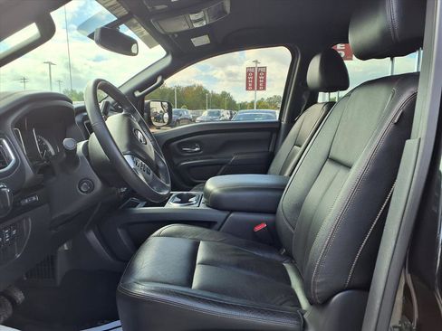 Used 2019 Nissan Titan SL w/ Midnight Edition image 8