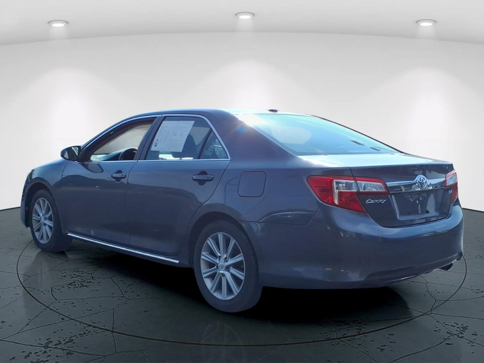 Used 2012 Toyota Camry XLE w/ Leather Pkg FWD image 4