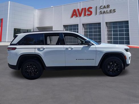 Used 2025 Jeep Grand Cherokee Altitude AWD/4WD image 5