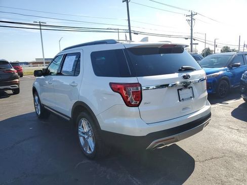 Used 2017 Ford Explorer XLT w/ Equipment Group 202A AWD/4WD image 3