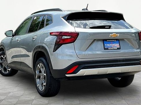 Used 2025 Chevrolet Trax LT FWD image 5