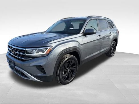 Certified 2023 Volkswagen Atlas SE w/ Black Wheel Package image 3