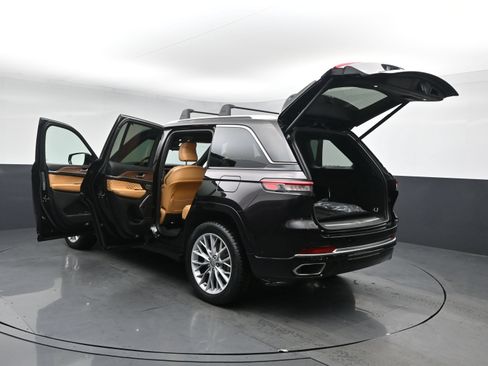 Used 2022 Jeep Grand Cherokee Summit w/ Advanced Protech Group IV AWD/4WD image 32