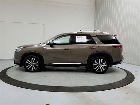 Used 2024 Nissan Pathfinder Platinum w/ Cargo Package image 4