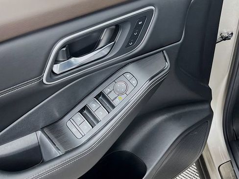 Used 2021 Nissan Rogue Platinum image 18