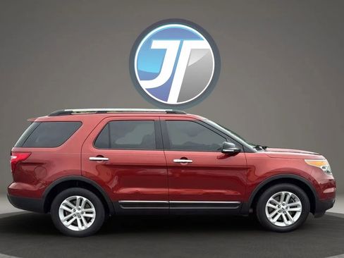 Used 2014 Ford Explorer XLT w/ Equipment Group 202A FWD image 2