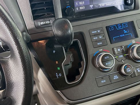 Used 2017 Toyota Sienna LE FWD image 20