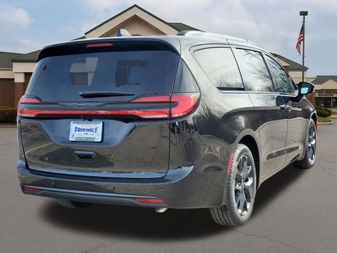 New 2026 Chrysler Pacifica Select w/ S Appearance Package image 3