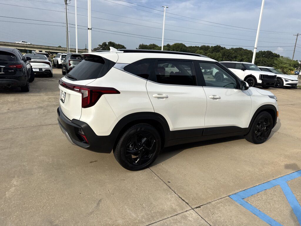 Certified 2026 Kia Seltos EX w/ EX Sunroof Package FWD image 16