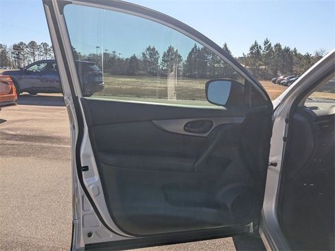 Used 2021 Nissan Rogue Sport S image 11