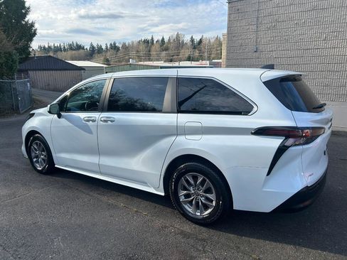 Used 2023 Toyota Sienna XLE AWD/4WD image 7