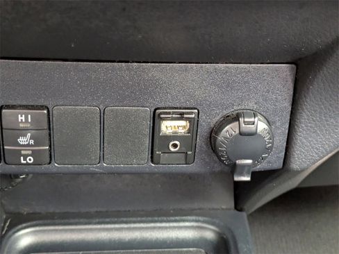 Used 2017 Toyota RAV4 SE image 25