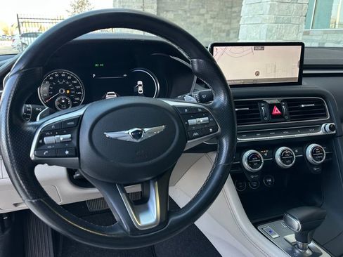 Used 2022 Genesis G70 2.0T image 9