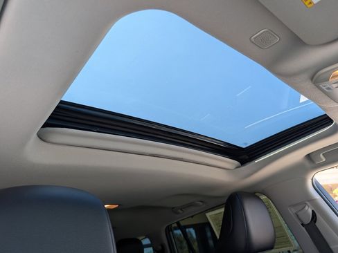 Used 2025 Toyota Highlander XLE image 3