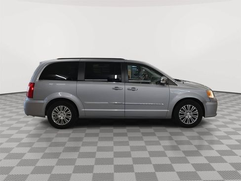 Used 2014 Chrysler Town & Country Touring-L w/ Trailer Tow Group FWD image 27