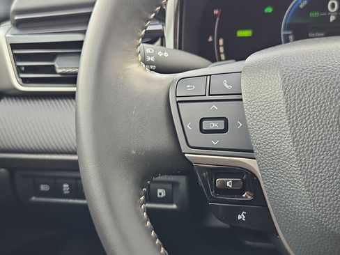 Used 2025 Toyota Camry SE w/ Convenience Package image 18