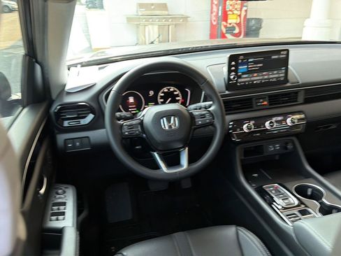 Used 2025 Honda Pilot EX-L image 18