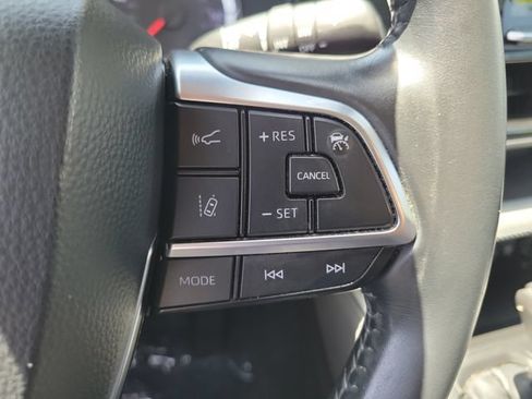 Used 2021 Toyota Highlander LE FWD image 6