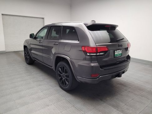 Used 2017 Jeep Grand Cherokee Altitude RWD image 5
