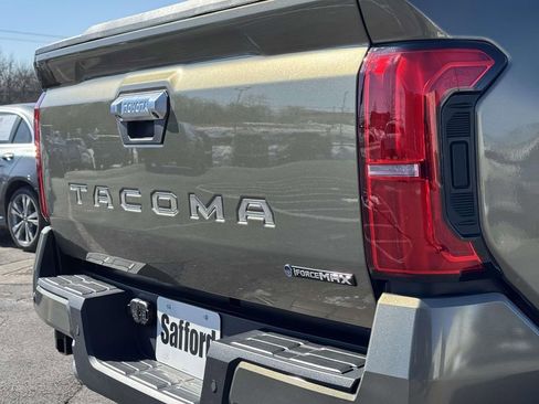 Used 2025 Toyota Tacoma Limited image 11